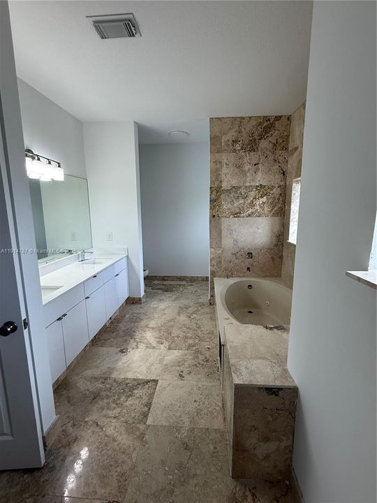 Activo con contrato: $4,000 (3 camas, 3 baños, 2603 Pies cuadrados)