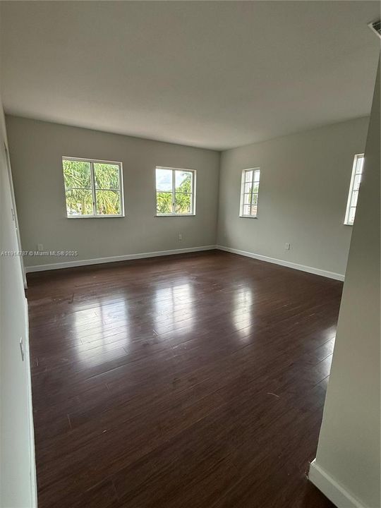 Activo con contrato: $4,000 (3 camas, 3 baños, 2603 Pies cuadrados)