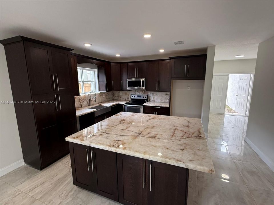 Activo con contrato: $4,000 (3 camas, 3 baños, 2603 Pies cuadrados)