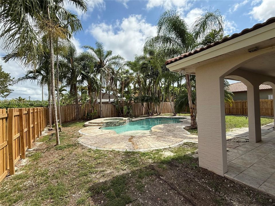 Activo con contrato: $4,000 (3 camas, 3 baños, 2603 Pies cuadrados)