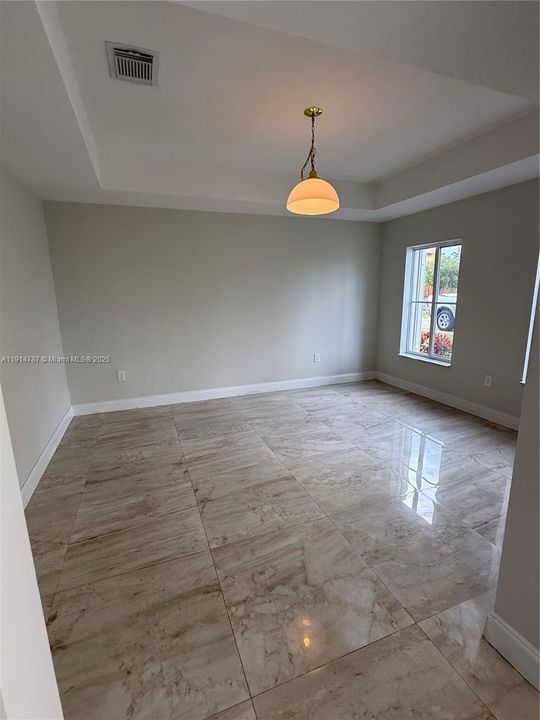 Activo con contrato: $4,000 (3 camas, 3 baños, 2603 Pies cuadrados)