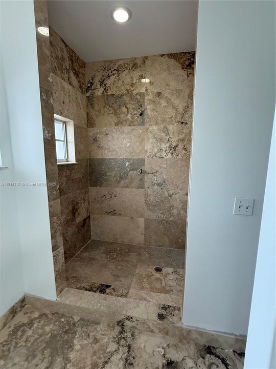 Activo con contrato: $4,000 (3 camas, 3 baños, 2603 Pies cuadrados)