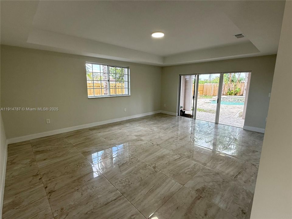 Activo con contrato: $4,000 (3 camas, 3 baños, 2603 Pies cuadrados)