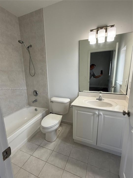 Activo con contrato: $4,000 (3 camas, 3 baños, 2603 Pies cuadrados)