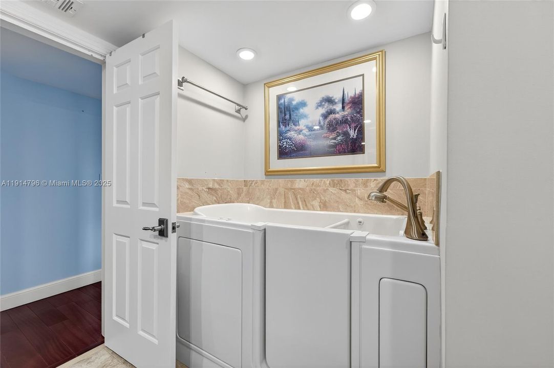 For Sale: $1,195,000 (2 beds, 2 baths, 1639 Square Feet)