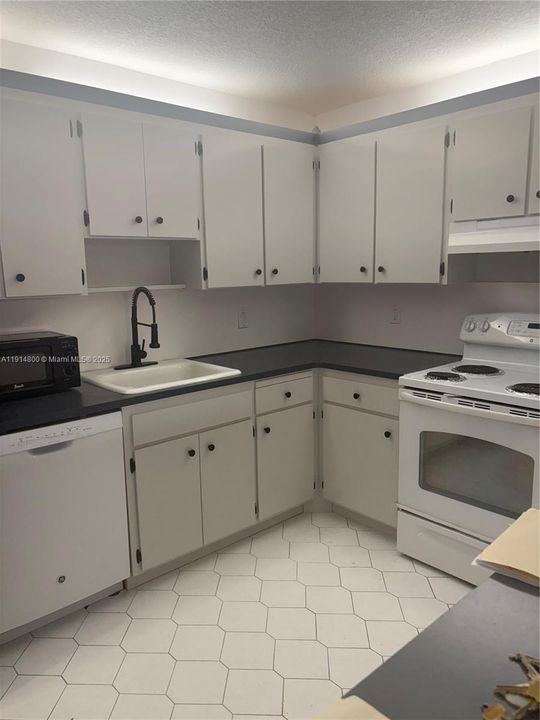 For Sale: $240,000 (1 beds, 1 baths, 852 Square Feet)