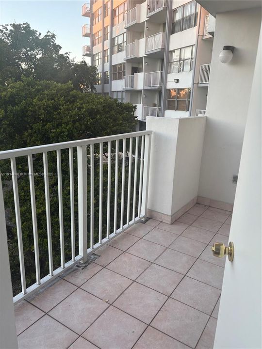 For Sale: $240,000 (1 beds, 1 baths, 852 Square Feet)