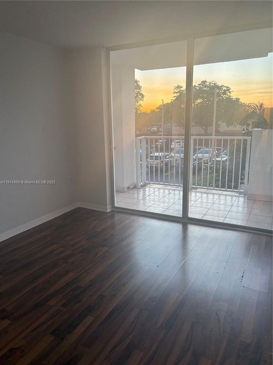 For Sale: $240,000 (1 beds, 1 baths, 852 Square Feet)