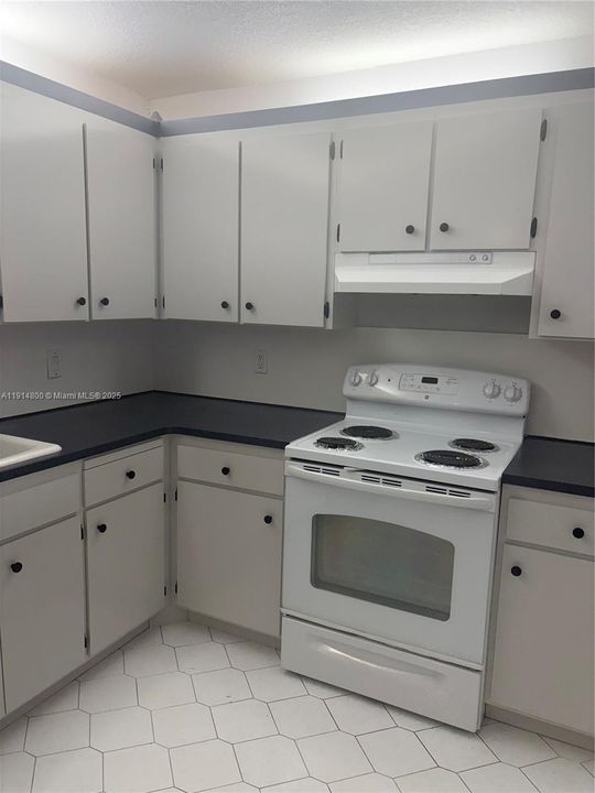 For Sale: $240,000 (1 beds, 1 baths, 852 Square Feet)