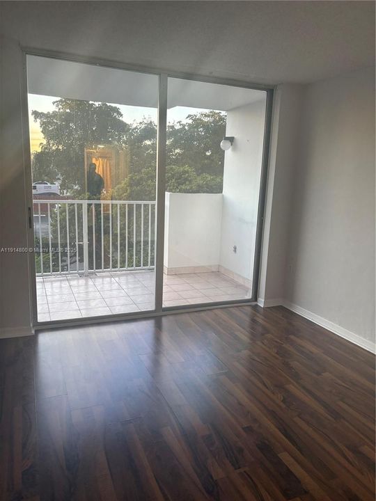 For Sale: $240,000 (1 beds, 1 baths, 852 Square Feet)