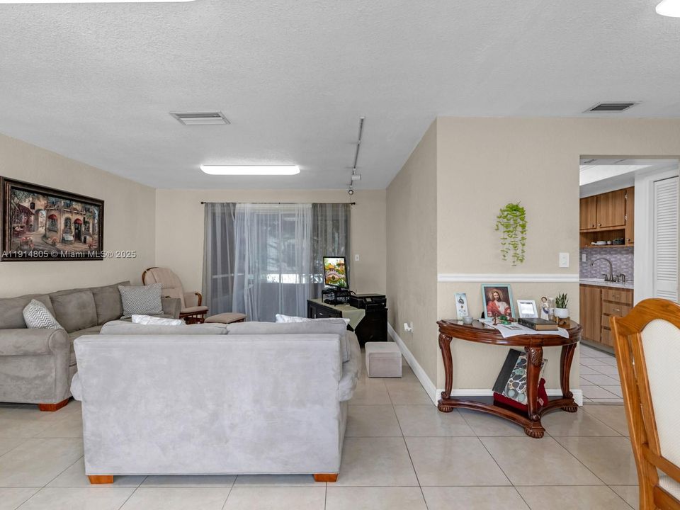 Activo con contrato: $390,000 (2 camas, 2 baños, 1082 Pies cuadrados)