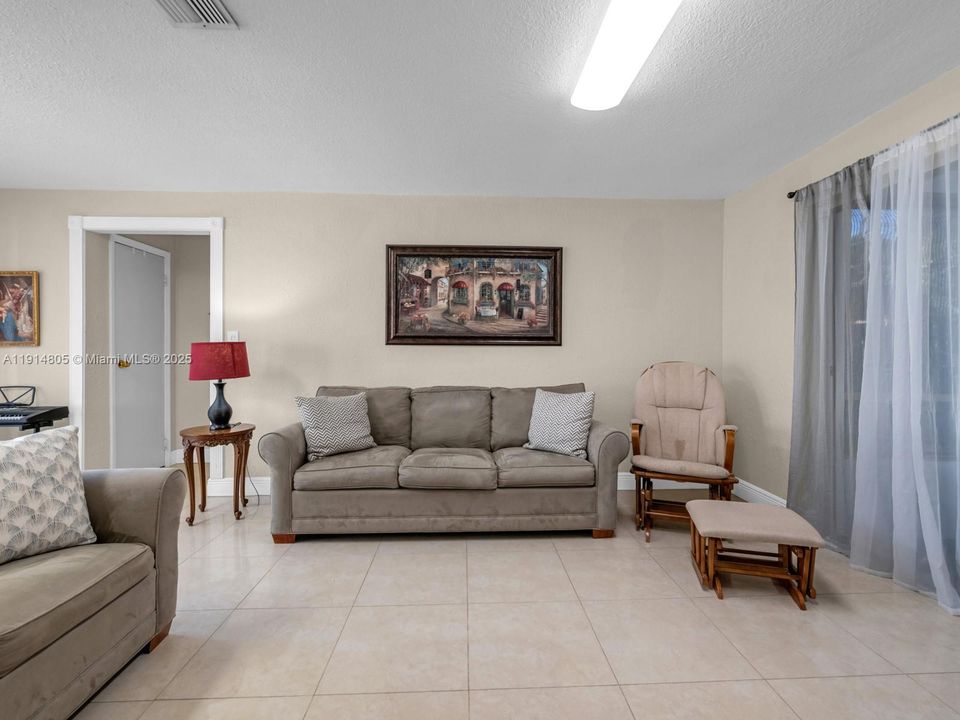 Activo con contrato: $390,000 (2 camas, 2 baños, 1082 Pies cuadrados)