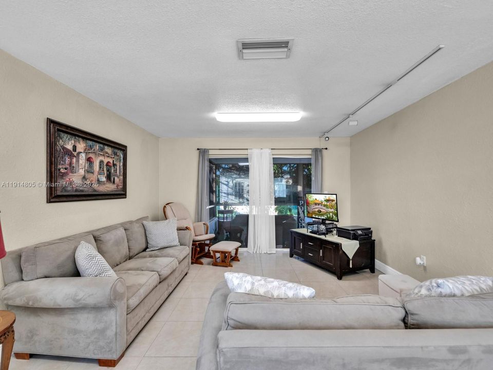 Activo con contrato: $390,000 (2 camas, 2 baños, 1082 Pies cuadrados)