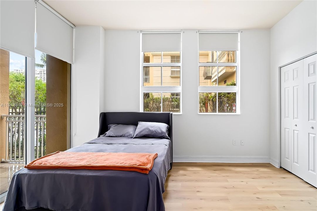 合同活跃: $3,000 (2 贝兹, 2 浴室, 1171 平方英尺)