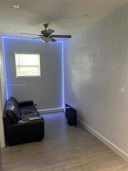 For Rent: $1,300 (1 beds, 1 baths, 400 Square Feet)