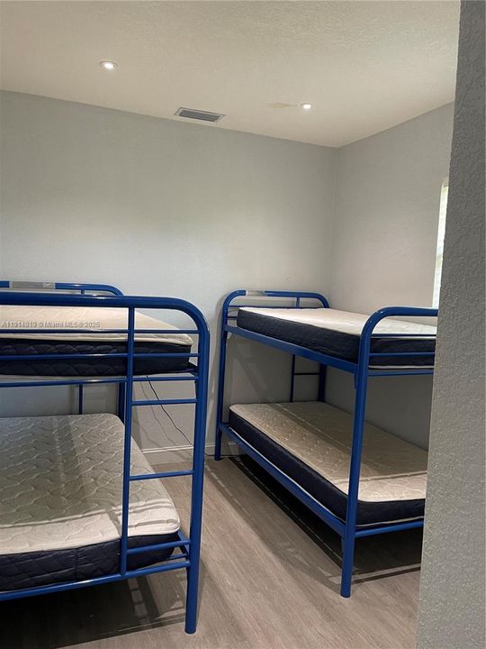 For Rent: $1,300 (1 beds, 1 baths, 400 Square Feet)