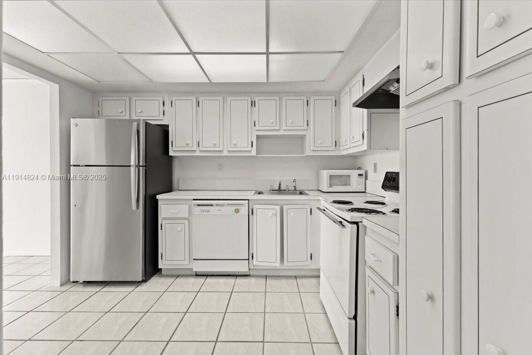 For Rent: $2,000 (1 beds, 1 baths, 1005 Square Feet)