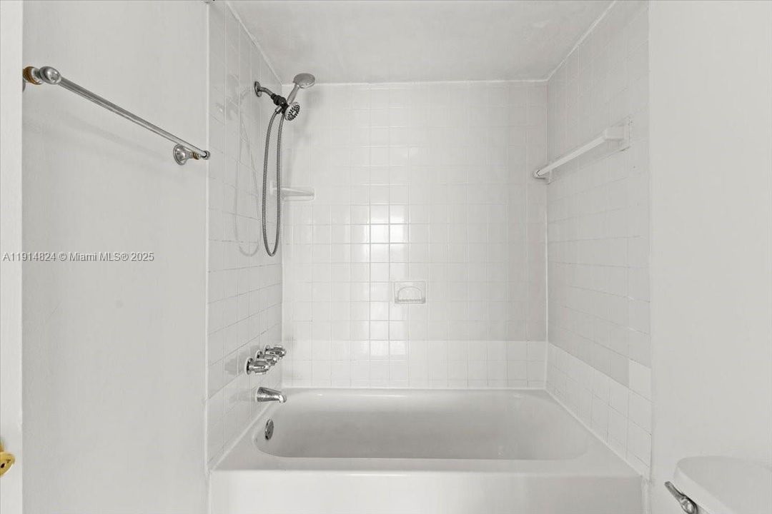 For Rent: $2,000 (1 beds, 1 baths, 1005 Square Feet)