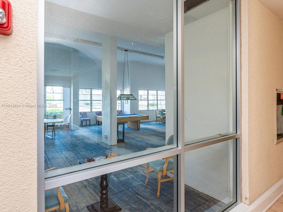 For Rent: $2,000 (1 beds, 1 baths, 1005 Square Feet)