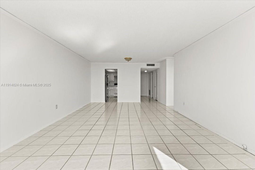 For Rent: $2,000 (1 beds, 1 baths, 1005 Square Feet)