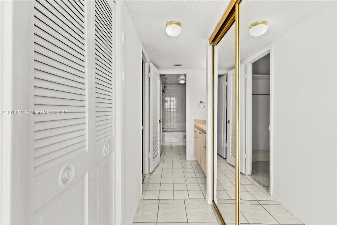 For Rent: $2,000 (1 beds, 1 baths, 1005 Square Feet)