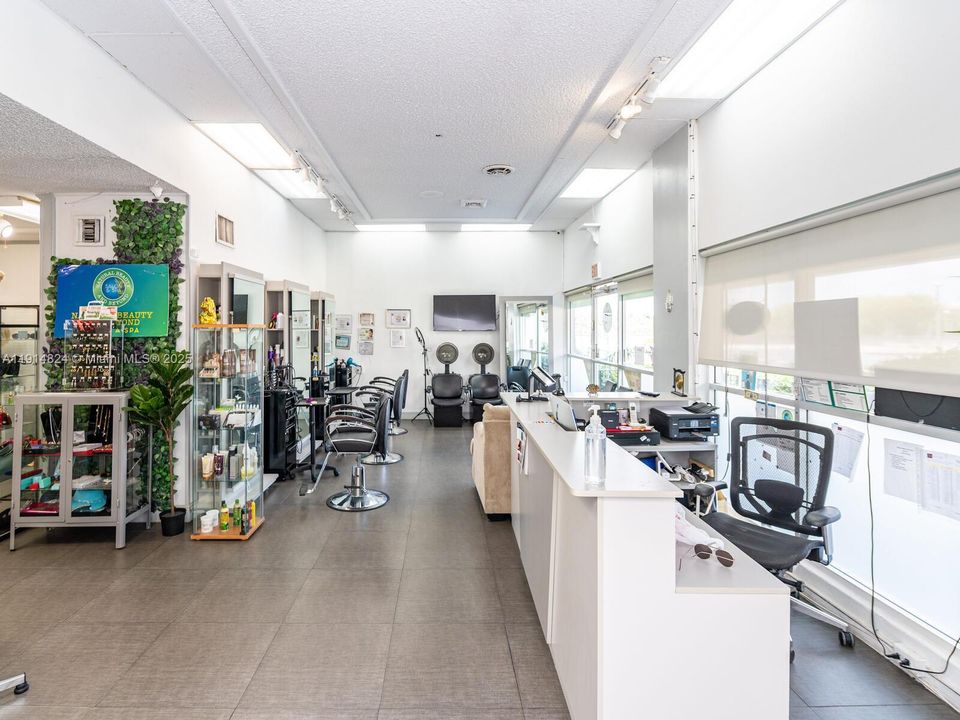 For Rent: $2,000 (1 beds, 1 baths, 1005 Square Feet)