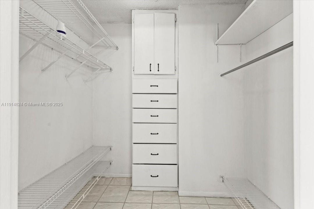 For Rent: $2,000 (1 beds, 1 baths, 1005 Square Feet)