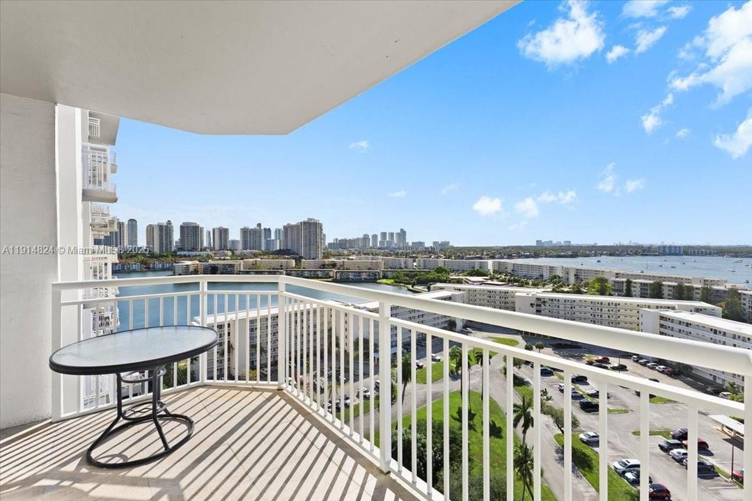 For Rent: $2,000 (1 beds, 1 baths, 1005 Square Feet)