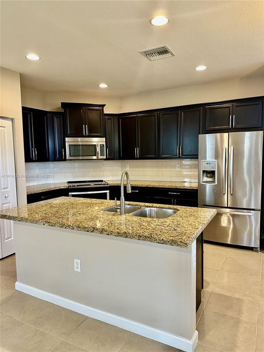 出租: $4,000 (4 贝兹, 3 浴室, 2534 平方英尺)