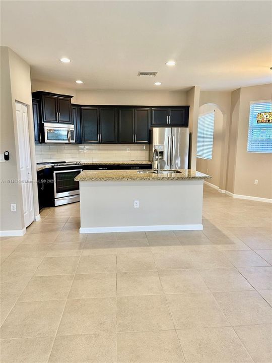 出租: $4,000 (4 贝兹, 3 浴室, 2534 平方英尺)