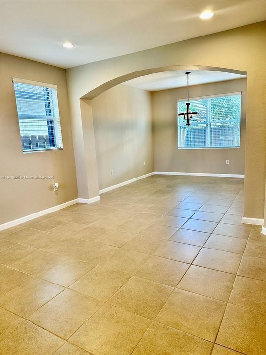 出租: $4,000 (4 贝兹, 3 浴室, 2534 平方英尺)