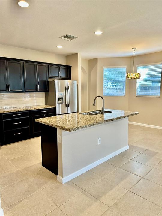 出租: $4,000 (4 贝兹, 3 浴室, 2534 平方英尺)