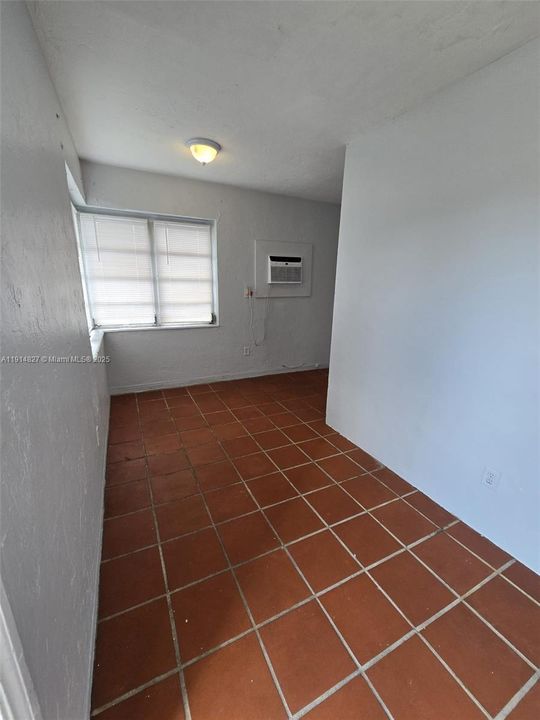 For Rent: $1,250 (0 beds, 1 baths, 400 Square Feet)