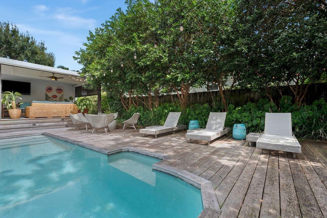 Pool & Loungers