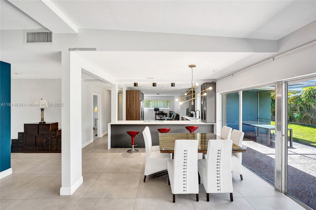 En Venta: $1,150,000 (3 camas, 2 baños, 1930 Pies cuadrados)