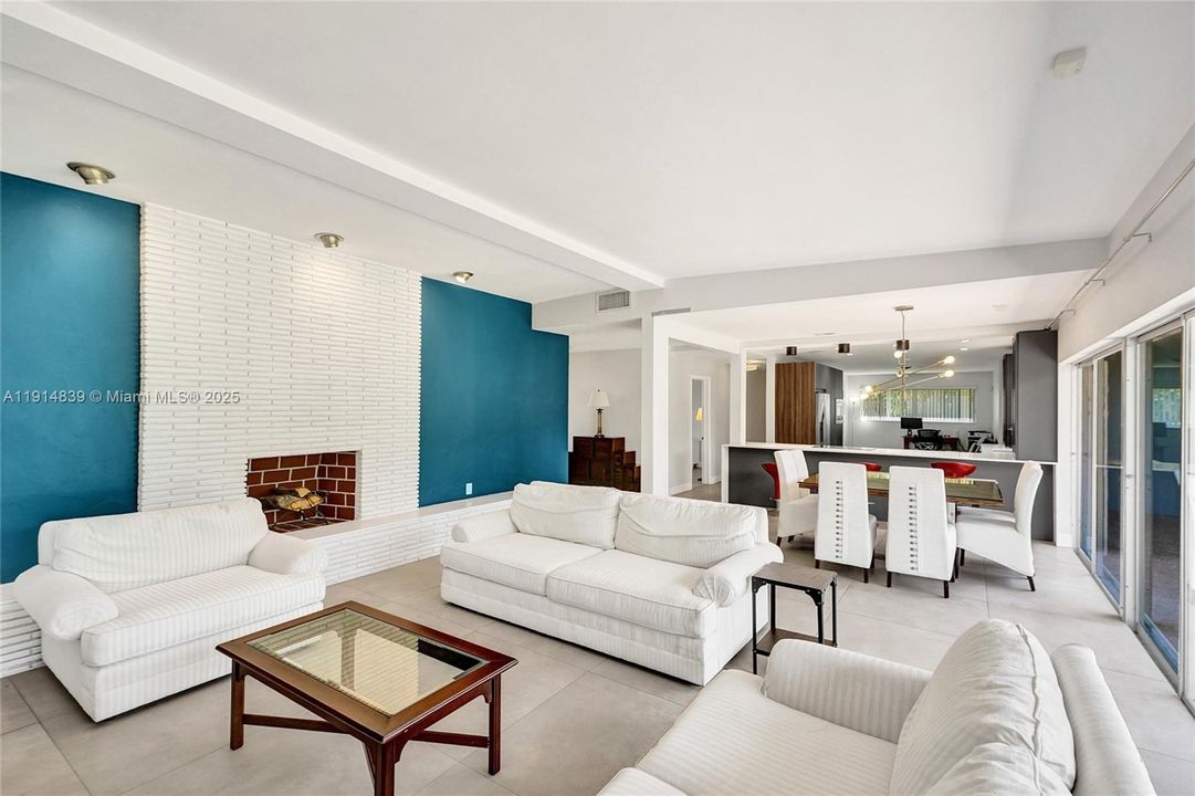 En Venta: $1,150,000 (3 camas, 2 baños, 1930 Pies cuadrados)