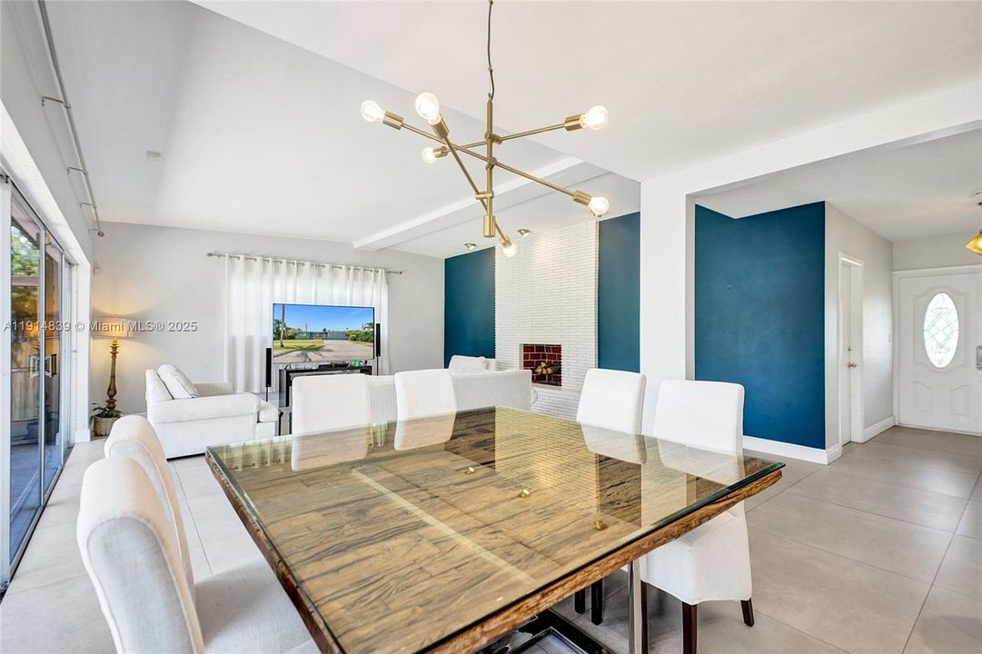 En Venta: $1,150,000 (3 camas, 2 baños, 1930 Pies cuadrados)