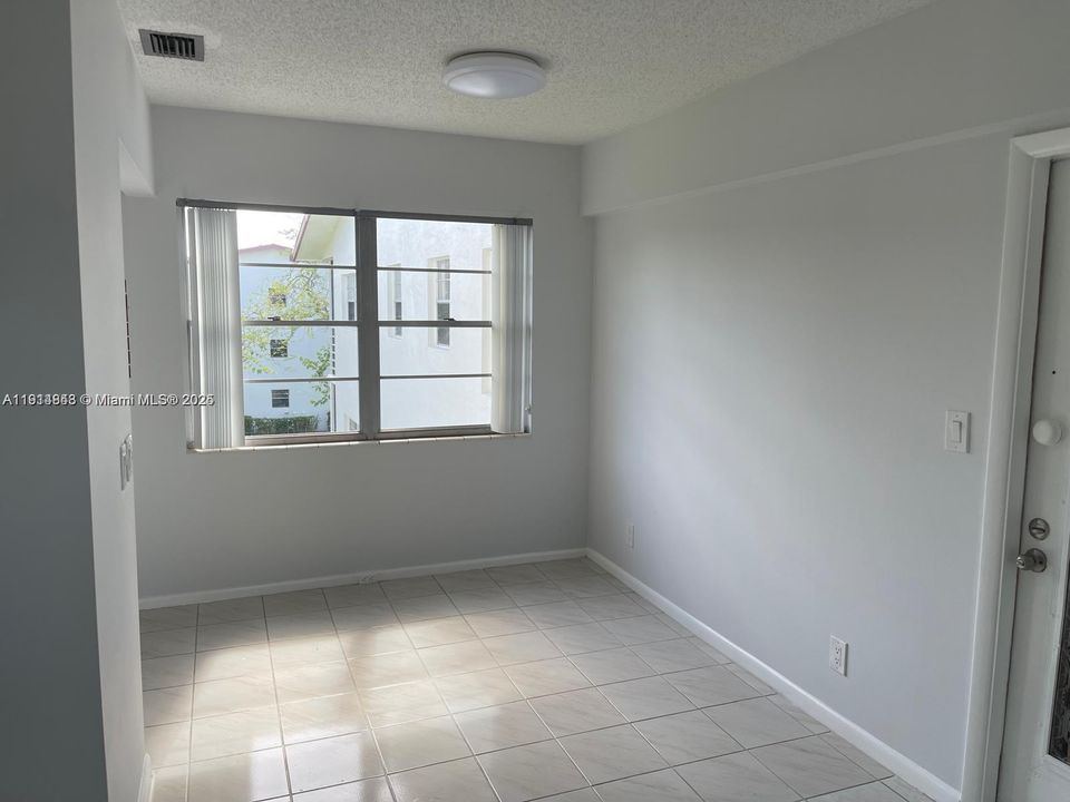 For Rent: $1,700 (2 beds, 1 baths, 835 Square Feet)