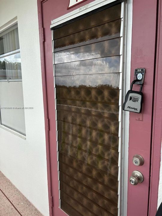 For Rent: $1,700 (2 beds, 1 baths, 835 Square Feet)