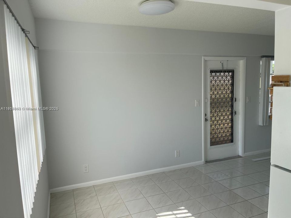 For Rent: $1,700 (2 beds, 1 baths, 835 Square Feet)