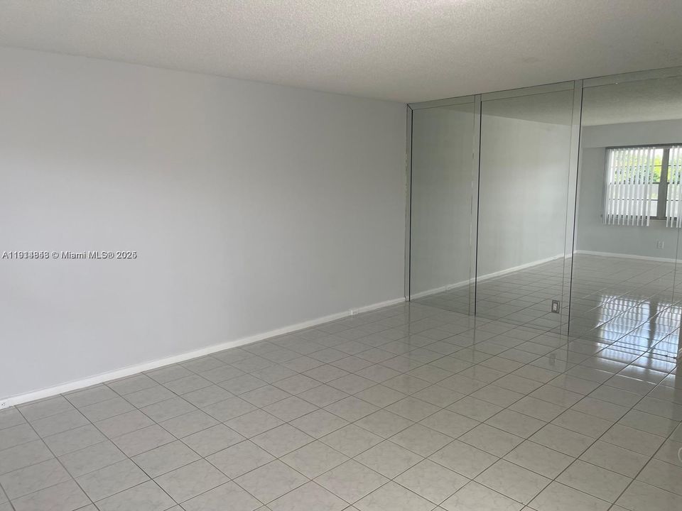 For Rent: $1,700 (2 beds, 1 baths, 835 Square Feet)