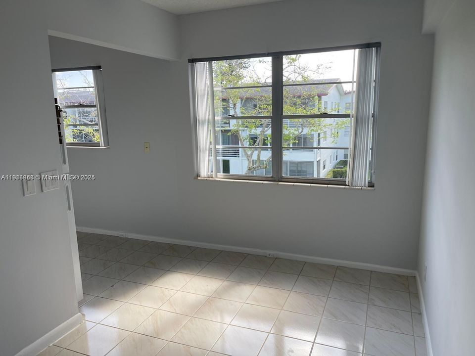 For Rent: $1,700 (2 beds, 1 baths, 835 Square Feet)