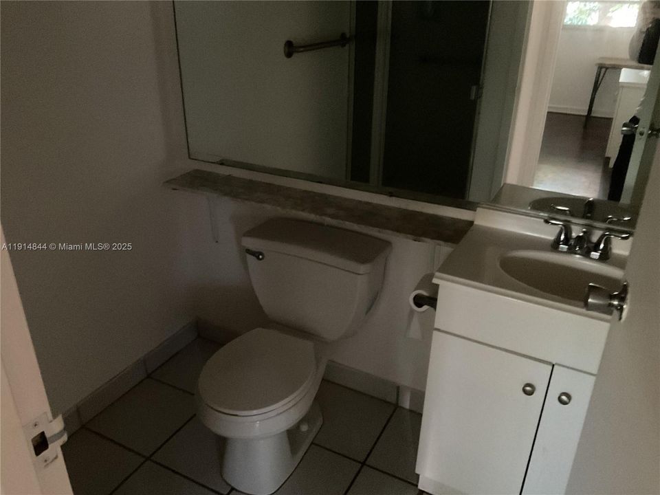 For Rent: $1,450 (2 beds, 2 baths, 880 Square Feet)