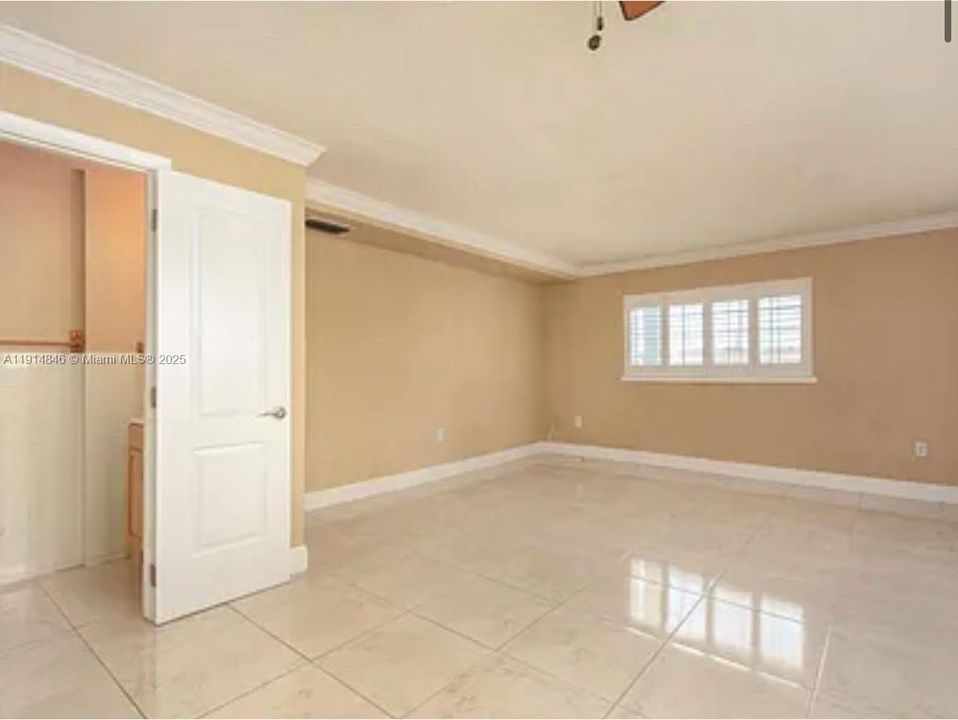 Под контрактом: $2,100 (2 спален, 1 ванн, 896 Квадратных фут)