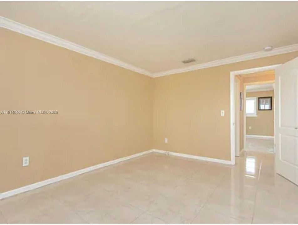 Под контрактом: $2,100 (2 спален, 1 ванн, 896 Квадратных фут)