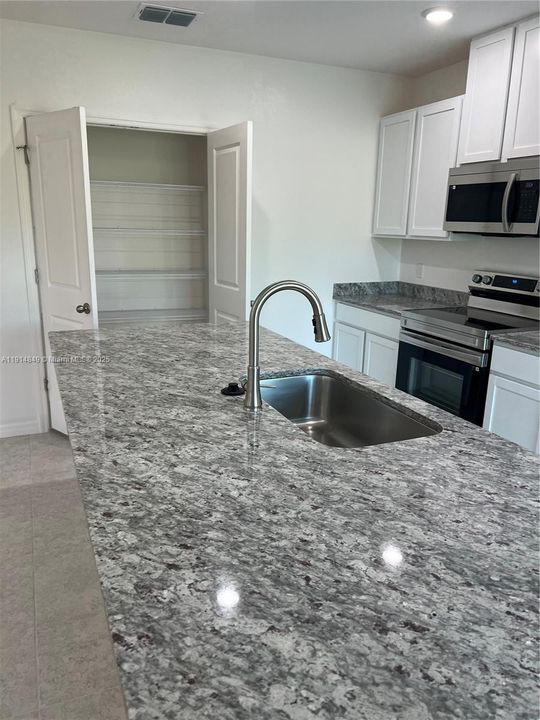 出租: $2,075 (4 贝兹, 2 浴室, 0 平方英尺)