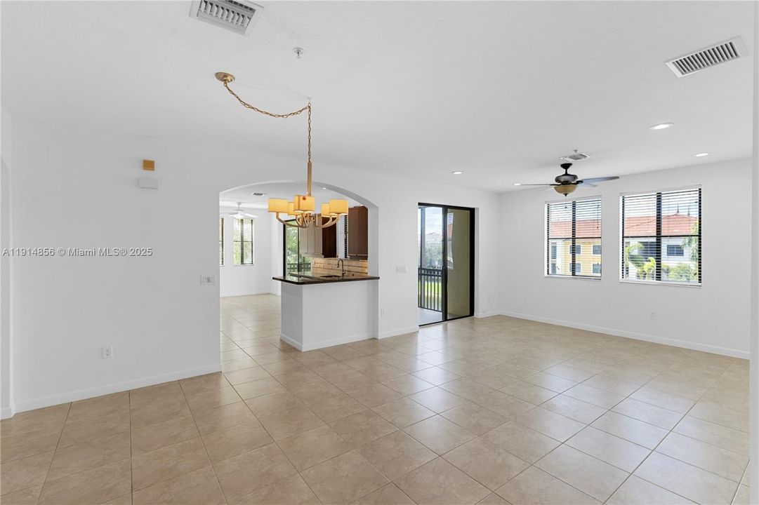 Под контрактом: $479,000 (3 спален, 3 ванн, 1719 Квадратных фут)