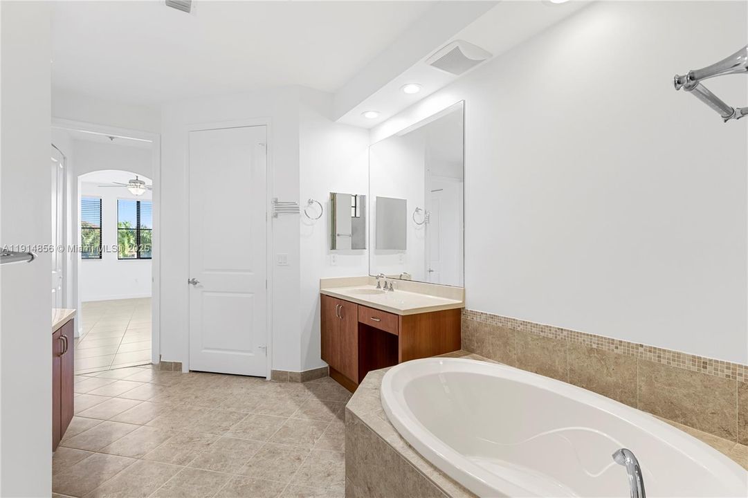 Под контрактом: $479,000 (3 спален, 3 ванн, 1719 Квадратных фут)