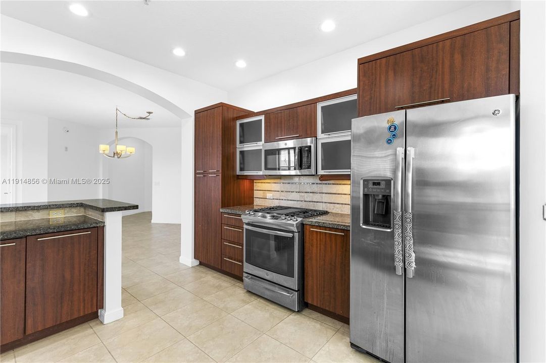 Под контрактом: $479,000 (3 спален, 3 ванн, 1719 Квадратных фут)