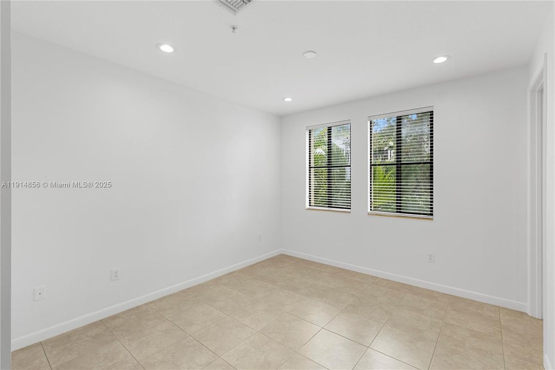 Под контрактом: $479,000 (3 спален, 3 ванн, 1719 Квадратных фут)